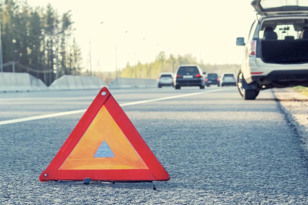 Disabled vehicle sits on grassy shoulder of Florida expressway