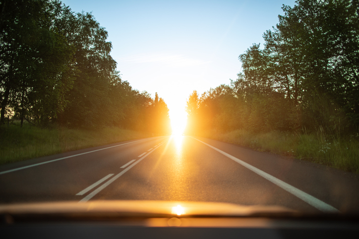 car driving toward sunset: do car accidents increase after daylight savings?