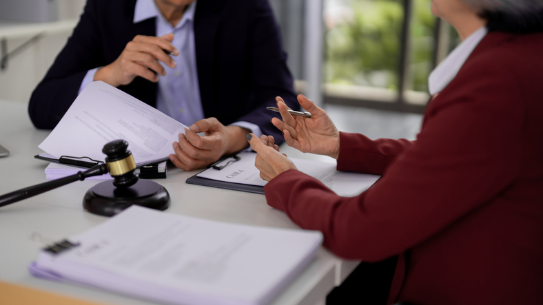 Lawyers having a discussion - how do trial lawyers compare to settlement lawyers in personal injury?