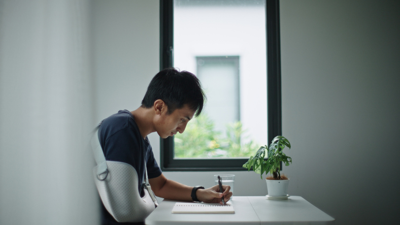 Person with an injured arm signing a document - can I claim personal injury if it was my fault?